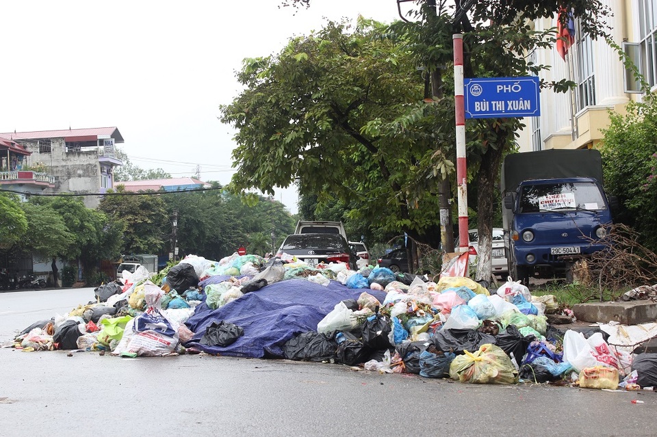 Hà Nội: Những "núi" rác chềnh ềnh giữa trung tâm thị xã - 7 Hà Nội: Những "núi" rác chềnh ềnh giữa trung tâm thị xã - 7