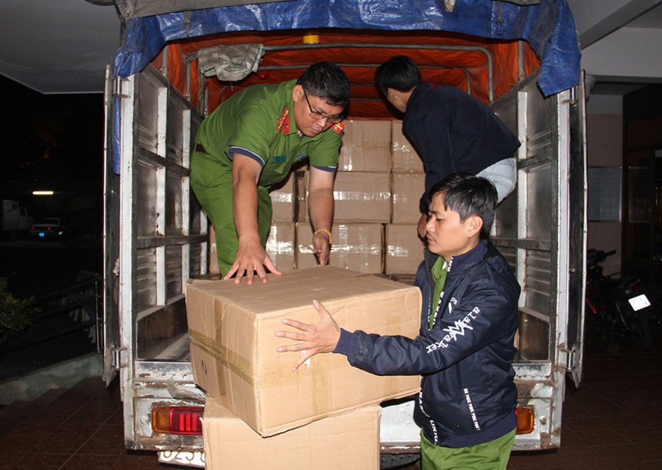 Dùng ô tô tải chở 35.000 bao thuốc lá lậu… gặp công an bỏ chạy - 1 Tang vật của đối tượng Nguyễn Văn Quánh Bảy trên ô tô tải khi bị cơ quan chức năng bắt giữ
