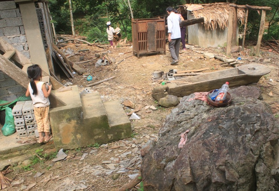 Những khối đá “khổng lồ” lăn xuống khu dân cư - 3 Nguy cơ đá lăn đe dọa đến sự an toàn của hàng chục hộ dân bản Mướp, xã Hồi Xuân, huyện Quan Hóa