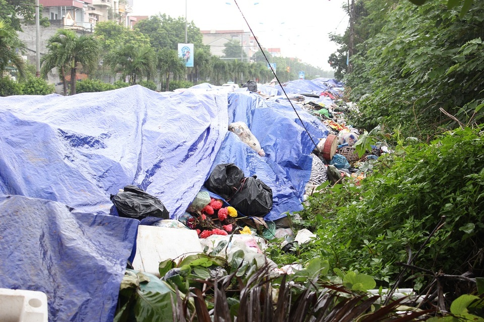 Hà Nội: Những "núi" rác chềnh ềnh giữa trung tâm thị xã - 10 Hà Nội: Những "núi" rác chềnh ềnh giữa trung tâm thị xã - 10