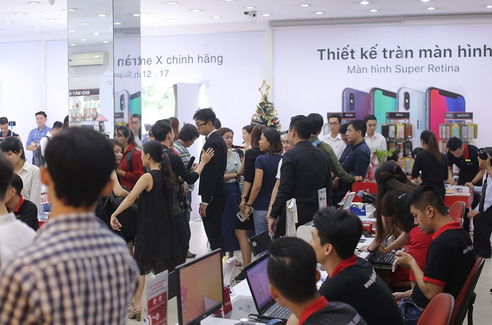 iPhone X xách tay bán tốt trước đợt sóng hàng chính hãng - 1 Không khí mua iPhone X chính hãng ngày đầu ở Việt Nam