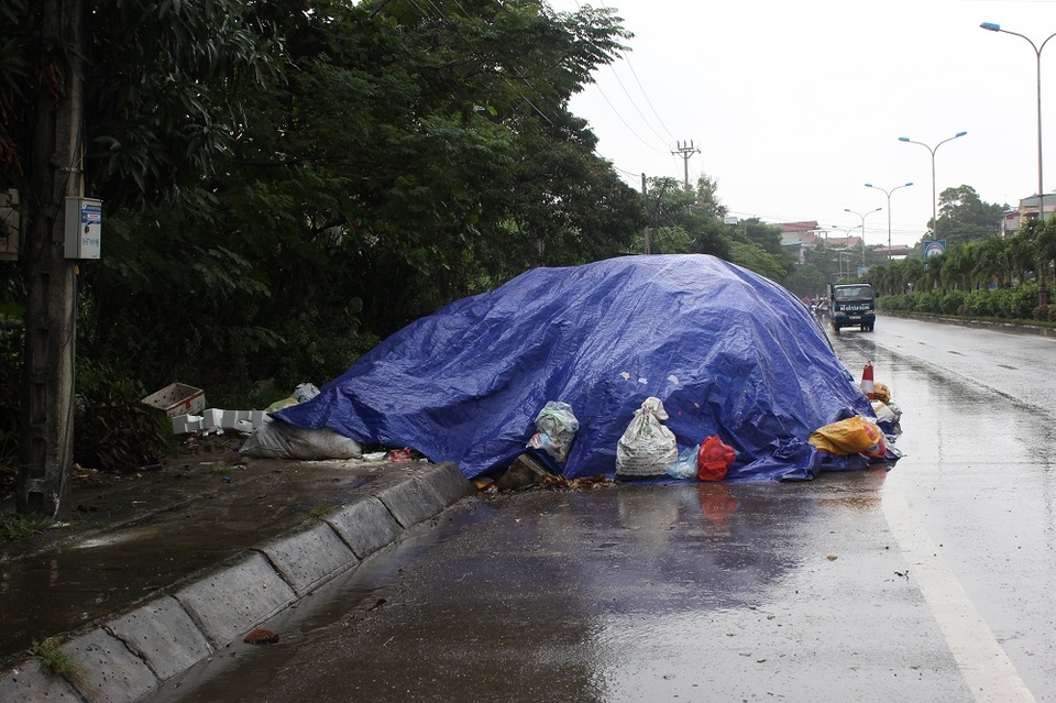 Hà Nội: Những "núi" rác chềnh ềnh giữa trung tâm thị xã - 12 Hà Nội: Những "núi" rác chềnh ềnh giữa trung tâm thị xã - 12
