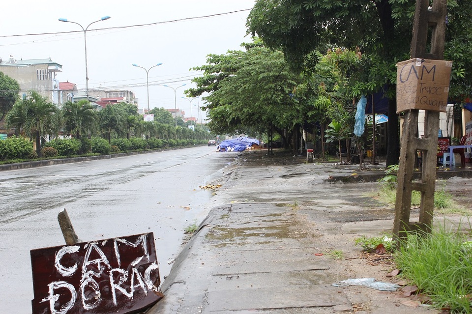 Hà Nội: Những "núi" rác chềnh ềnh giữa trung tâm thị xã - 11
Những biển báo cấm đổ rác đầy tuyệt vọng!