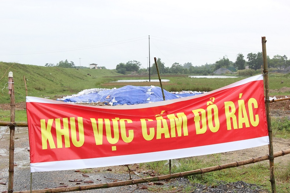 Dân Thủ đô lập lán canh đê sông Hồng, chặn xe đổ rác - 1 Dân Thủ đô lập lán canh đê sông Hồng, chặn xe đổ rác - 1