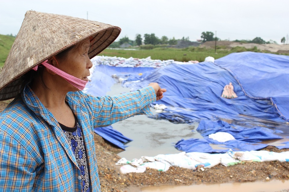 Dân Thủ đô lập lán canh đê sông Hồng, chặn xe đổ rác - 4
Bà Tuyết bức xúc với bãi rác ở chân đê đang gây ô nhiễm nghiêm trọng.