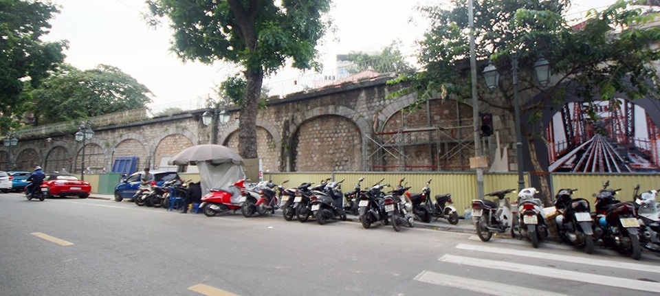 Hà Nội: Phố bích họa Phùng Hưng ngổn ngang vì tạm dừng vẽ tranh - 1
Dự án bích họa trên các ô vòm cầu trên phố Phùng Hưng bắt đầu được các họa sĩ Hàn Quốc thực hiện hôm 3/11. Tuy nhiên, việc vẽ tranh đã tạm dừng gần một tuần nay. Đoạn phố nơi thực hiện dự án ngổn ngang kèo cột, rào chắn.