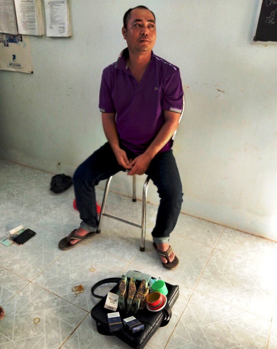 
Đối tượng Nguyện Thanh Quang cùng tang vật
