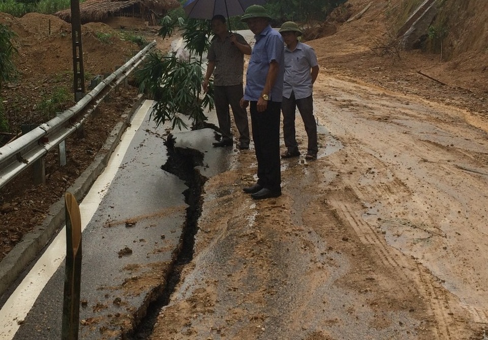 Ông Vũ Văn Đạt, Chủ tịch UBND huyện Quan Sơn đã đi khảo sát các điểm sạt lở trên tuyến quốc lộ 217, qua địa bàn huyện Quan Sơn.