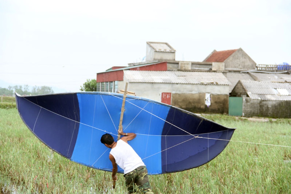 Sáo diều "khủng" trên bầu trời Hà Tĩnh - 8
Và để tung được chúng lên không trung lúc gió lớn là hoàn toàn không dễ dàng.
