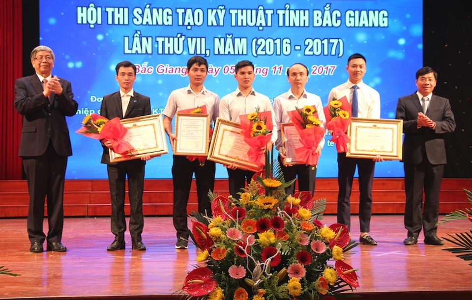 Bắc Giang: Gần 100 sản phẩm sáng tạo khoa học, kỹ thuật “trình làng”! - 1
Phó Chủ tịch UBND tỉnh Bắc Giang Dương Văn Thái và Giáo sư Đặng Vũ Minh trao giải Nhất Hội thi Sáng tạo Kỹ thuật tỉnh lần thứ VII cho các tác giả đoạt giải.