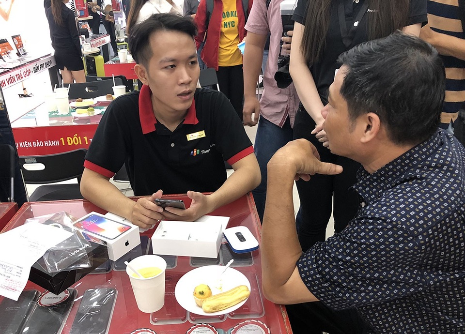 iPhone X chính thức lên kệ, hàng giao từng đợt - 3 Đa phần là khách hàng trung niên nhận máy vào sáng nay 8/12