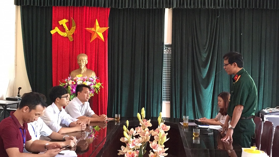 Đại diện Thượng tá Trần Hoài nói chuyện, chia sẻ với với Ban giám hiệu và hai em học sinh nhận học bổng của Trường THPT Nguyễn Trường Tộ, Hưng Nguyên.