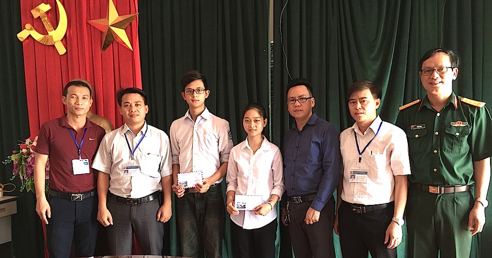 Đoàn trao hai suất học bổng đến 2 em Phạm Thị Giang (lớp 12A2) và Nguyễn Tú Anh (lớp 11A2) Trường THPT Nguyễn Trường Tộ, huyện Hưng Nguyên.