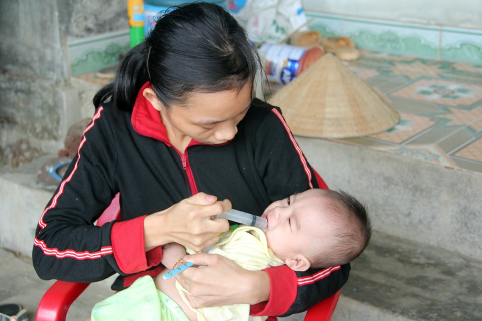 "Đừng khóc nữa, con ơi !..." - 3 Vì quá khánh kiệt mà ngoài cháo, hằng ngày người mẹ phải cho bé Duy uống thêm nước pha tí đường thoảng. Khát sữa mẹ, thiếu dinh dưởng, nên bé Duy ốm yếu hơn những bé cùng trang lứa.