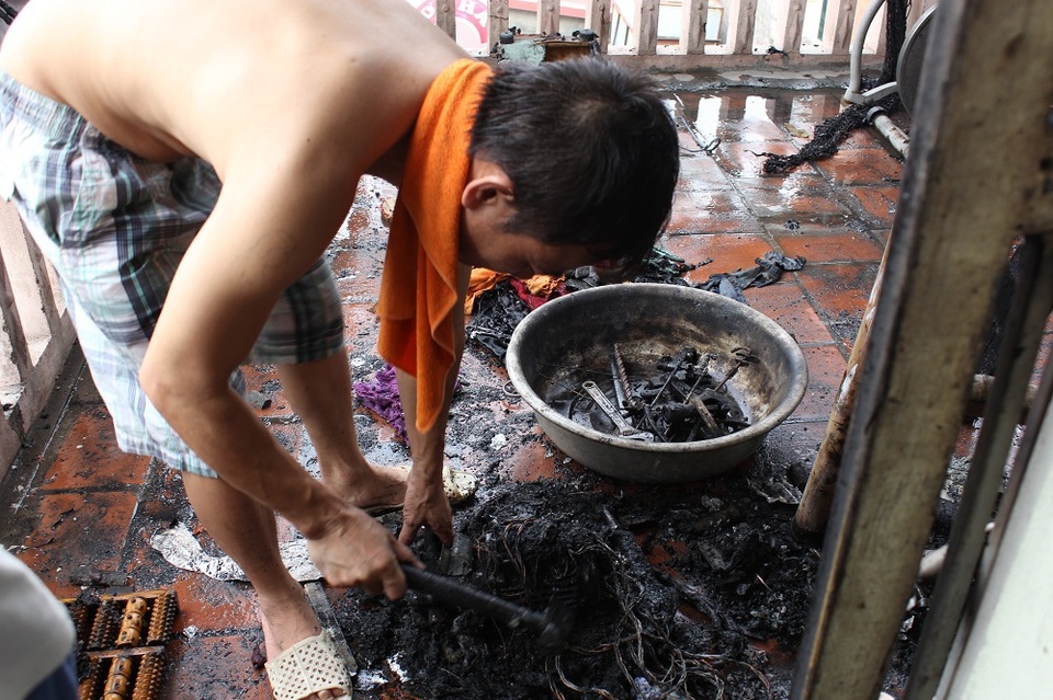 Hà Nội: Cháy lớn trên tầng tum, cả khu phố náo loạn - 2 Hà Nội: Cháy lớn trên tầng tum, cả khu phố náo loạn - 2