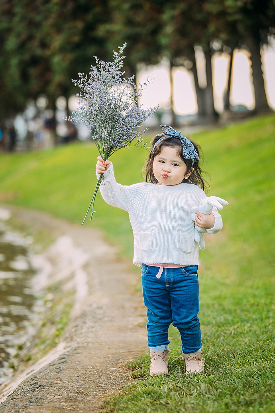 "Tiểu thư" Mimi 2 tuổi xinh như thiên thần ở Đà Lạt - 6 Bình thường, Mimi vẫn sống giữa Sài Gòn náo nhiệt nên cô bé cảm thấy rất vui và thoả sức vui đùa trên những trảng cỏ trải rộng ở Đà Lạt.