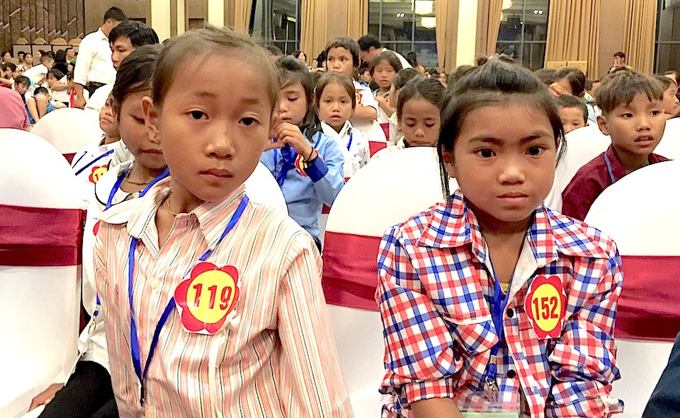 “Vui Trung thu với trẻ em Đan Lai” - 2 Hai em Lê Thị Bang Hoa và La Thị Luông Hồng học sinh lớp 4 lần đầu tiên được ra huyện nhận quà Trung thu.