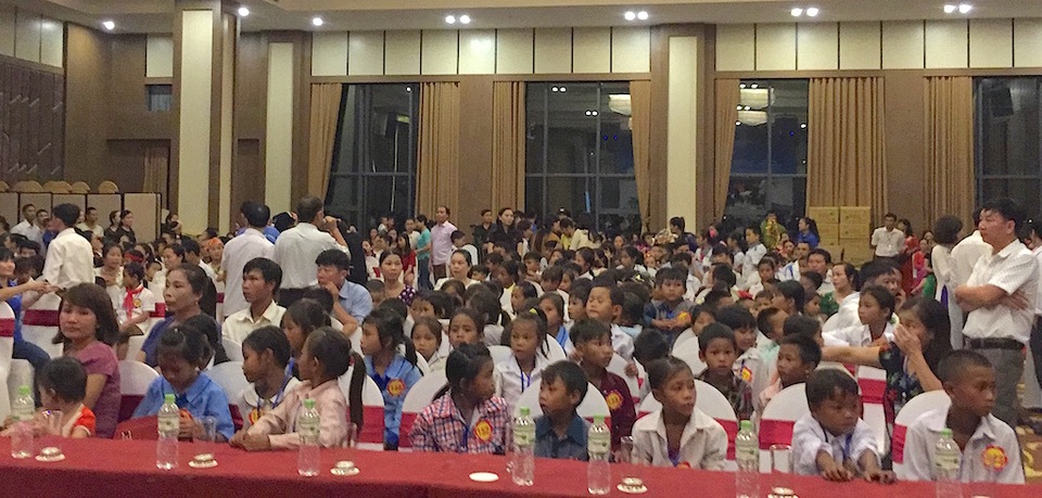 “Vui Trung thu với trẻ em Đan Lai” - 5
Hơn 200 em của tộc Đan Lai lần đầu tiên được đón Trung thu.