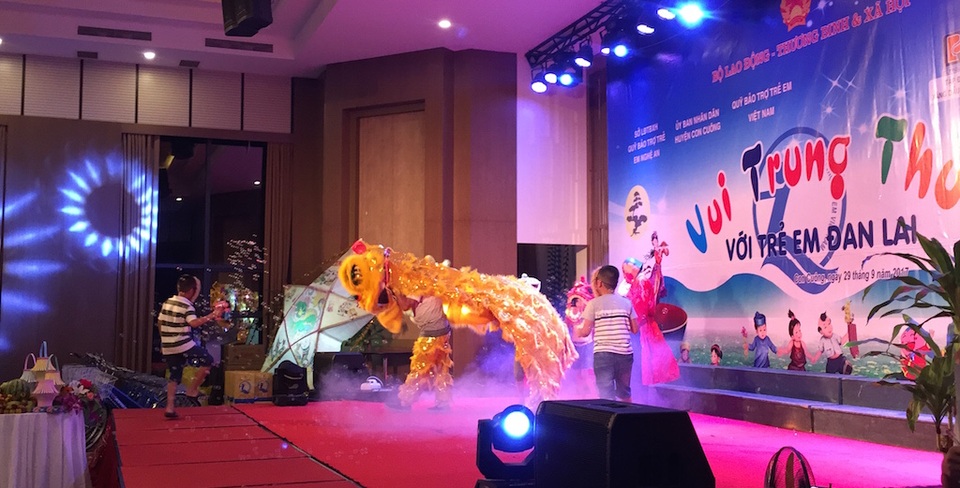 “Vui Trung thu với trẻ em Đan Lai” - 4 Lần đầu tiên các em nhỏ người Đan Lai được nhìn thấy múa lân trong đêm Trung thu.