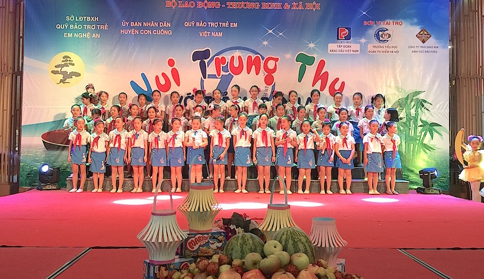 “Vui Trung thu với trẻ em Đan Lai” - 3 Các em học sinh huyện Con Cuông đã có một đêm ca nhạc đón Trung thu cực kỳ ý nghĩa, để lại nhiều ấn tượng cho các em nhỏ Đan Lai.