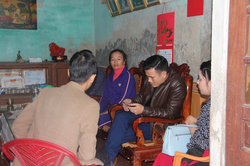 Xót thương chàng trai học sinh giỏi cấp tỉnh gặp bệnh hiểm nghèo - 9 Các thầy cô giáo cùng gia đình chị Tý đang rất lo lắng cho bệnh tình của em Tú.