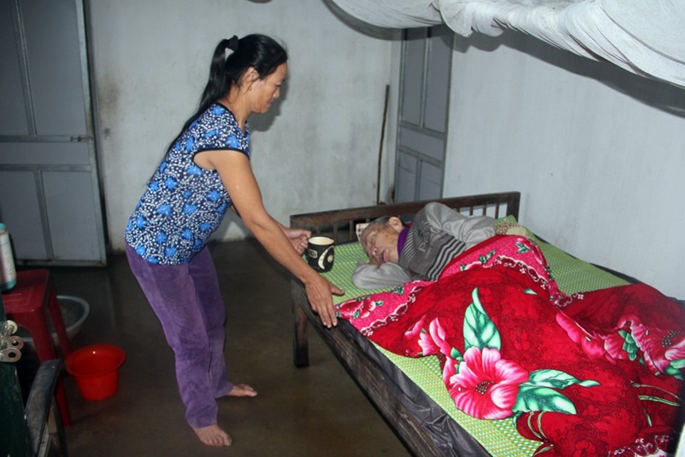 Xót thương chàng trai học sinh giỏi cấp tỉnh gặp bệnh hiểm nghèo - 6 Ngoài đứa con trai bị bệnh, vợ chồng chị Tý còn phải nuôi cha già ngoài 80 tuổi bị tai biến ăn nằm một chỗ nhiều năm nay.