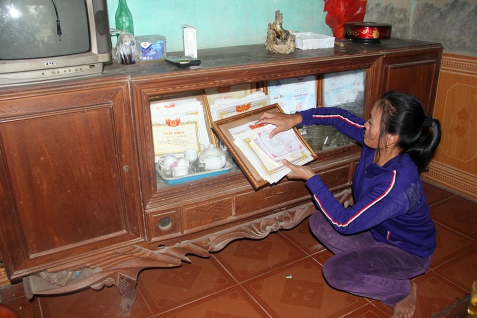 Xót thương chàng trai học sinh giỏi cấp tỉnh gặp bệnh hiểm nghèo - 7 Suốt 10 năm học, năm nào Tú cũng dành được giấy khen của trường, của huyện. Chí Tý luôn tự hào về con trai của mình.