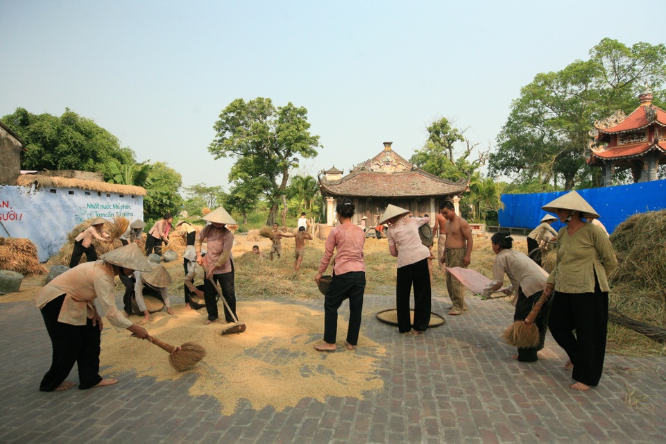 “Con gái ông trùm Phan Quân” dạy bạn diễn đóng cảnh "nóng" trong phim mới - 3 Cảnh làng quê Bắc Bộ trong phim.
