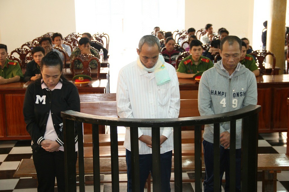 Nhóm lừa bán đồng đen giả…. lãnh 12 năm tù thật - 1 Các bị cáo Don, Binl và Sua tại tòa