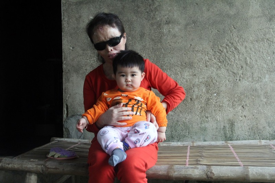 Trao hơn 90 triệu đồng tới cô giáo tiểu học bị kẻ xấu tạt a xít - 2 Lương và con gái hơn 1 tuổi của mình.