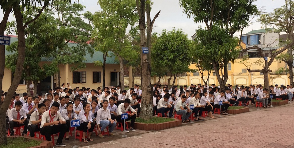 Ngay trong buổi chào cờ thứ 2, chương trình trao học bổng diễn ra long trọng tại Trường PTNK TDTT Nghệ An.