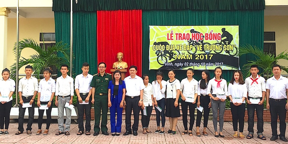 Bà Nguyễn Thanh Hương - PGĐ Sở VH&TT Nghệ An cùng Thượng tá Trần Hoài trao học bổng đến 12 em học sinh Trường PTNK TDTT Nghệ An.