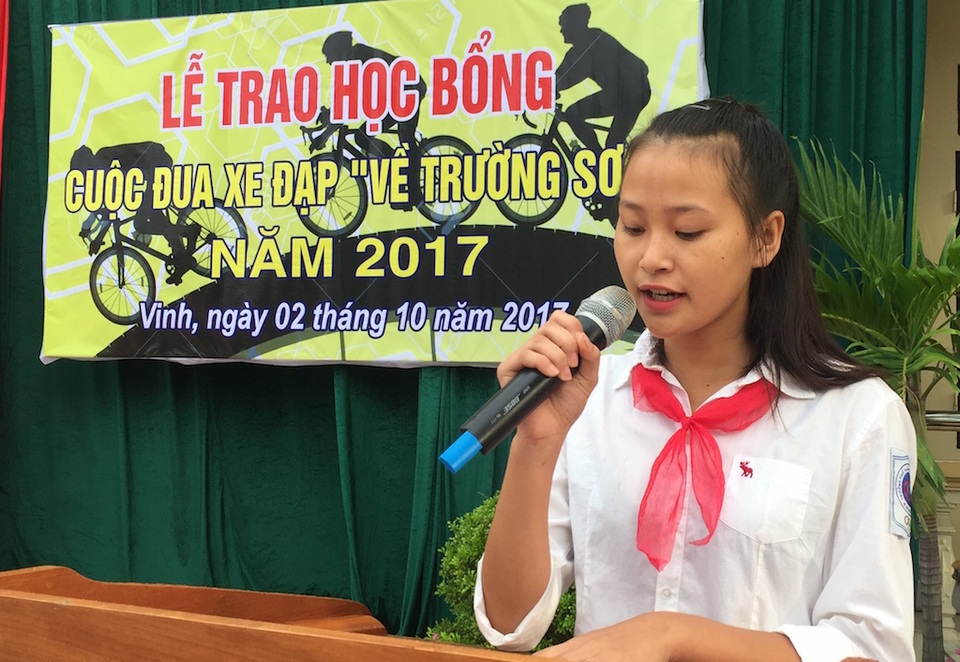 Em Phan Thị Trinh (lớp 9A, Trường PTNK TDTT Nghệ An) phát biểu cảm ơn Ban tổ chức.