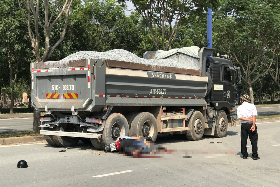 Truy đuổi xe tải cán chết 2 nam thanh niên trên đại lộ Mai Chí Thọ - 1 Hiện trường vụ TNGT làm 2 nam thanh niên tử vong tại chỗ.