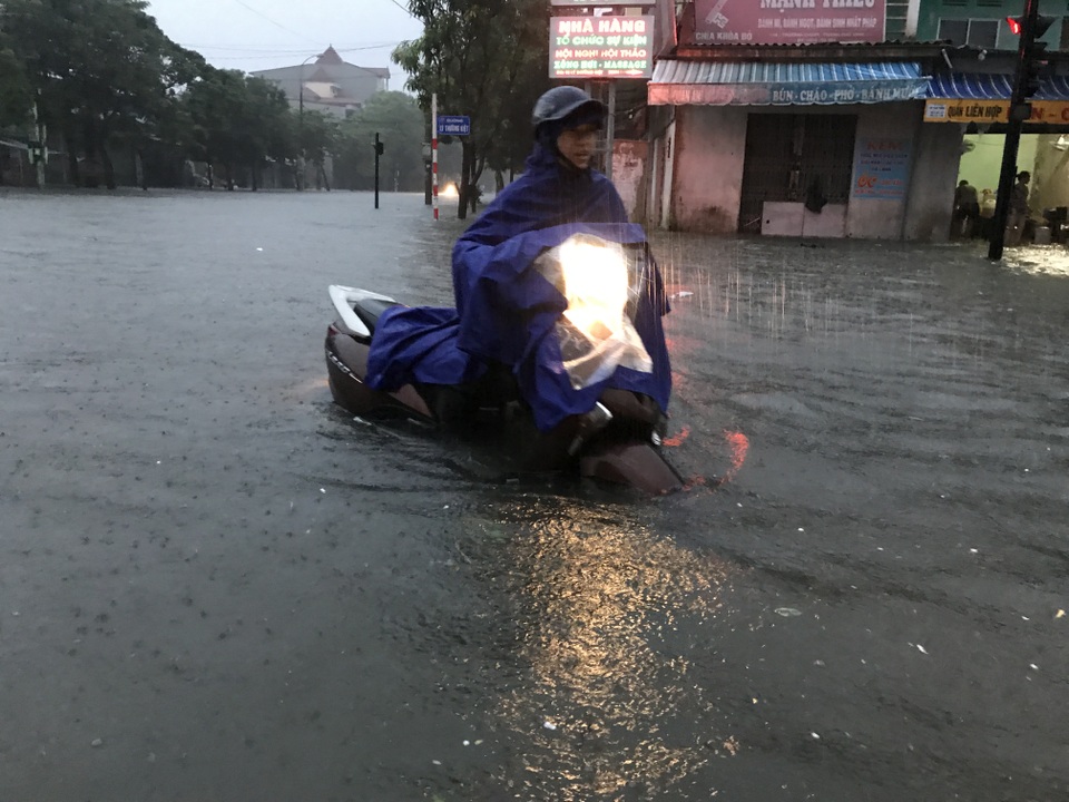 Thành phố Vinh "thất thủ" sau trận mưa lớn kéo dài suốt đêm - 5
Rạng sáng nay trời vẫn còn mưa lớn.