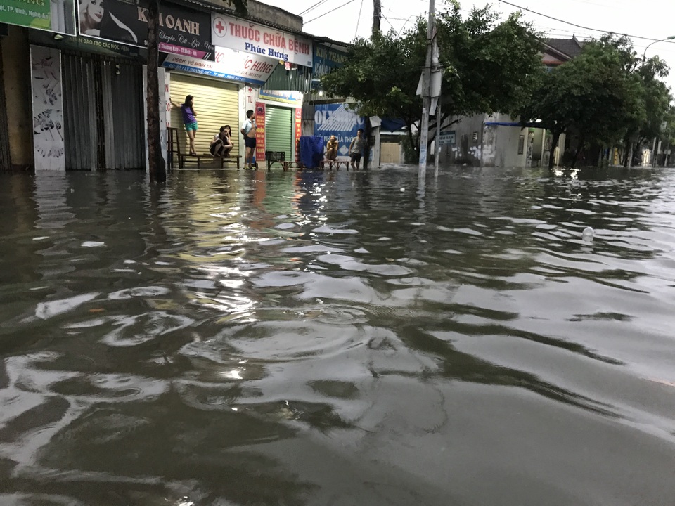 Thành phố Vinh "thất thủ" sau trận mưa lớn kéo dài suốt đêm - 8 Thành phố Vinh "thất thủ" sau trận mưa lớn kéo dài suốt đêm - 8