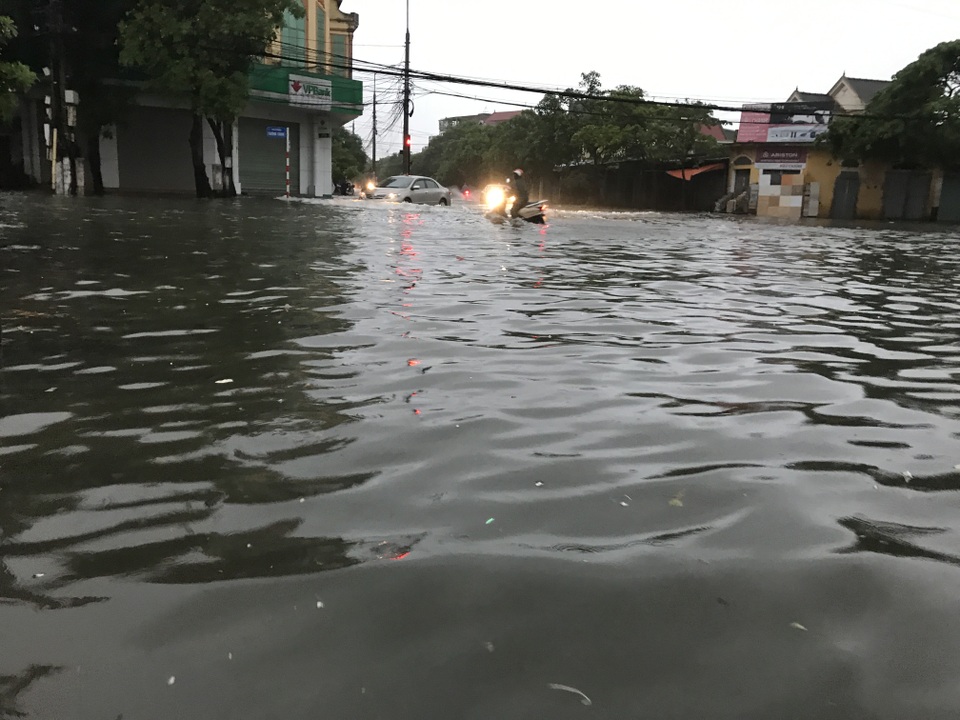 Thành phố Vinh "thất thủ" sau trận mưa lớn kéo dài suốt đêm - 9 Thành phố Vinh "thất thủ" sau trận mưa lớn kéo dài suốt đêm - 9