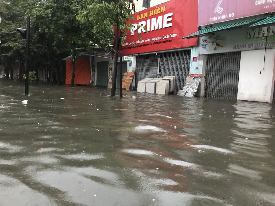 Thành phố Vinh "thất thủ" sau trận mưa lớn kéo dài suốt đêm - 10 Thành phố Vinh "thất thủ" sau trận mưa lớn kéo dài suốt đêm - 10