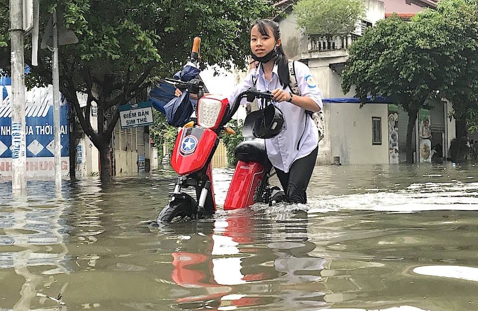 Vinh: Ô tô, xe máy lũ lượt nhập tiệm sửa chữa sau cơn mưa xối xả - 4 Học sinh đến trường xe máy điện bị chết máy phải dắt bộ.