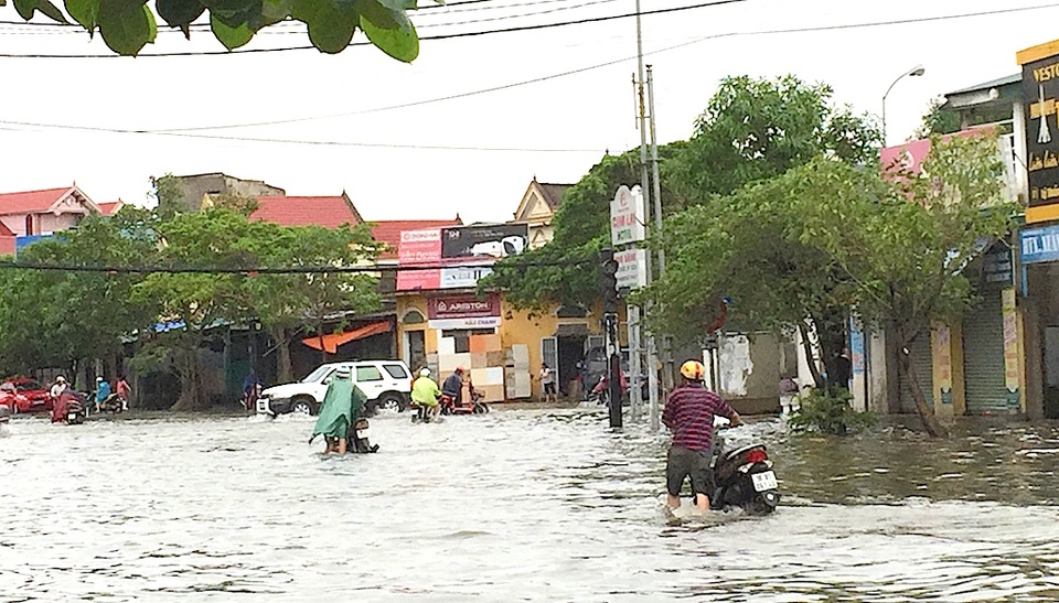 Vinh: Ô tô, xe máy lũ lượt nhập tiệm sửa chữa sau cơn mưa xối xả - 5 Vinh: Ô tô, xe máy lũ lượt nhập tiệm sửa chữa sau cơn mưa xối xả - 5