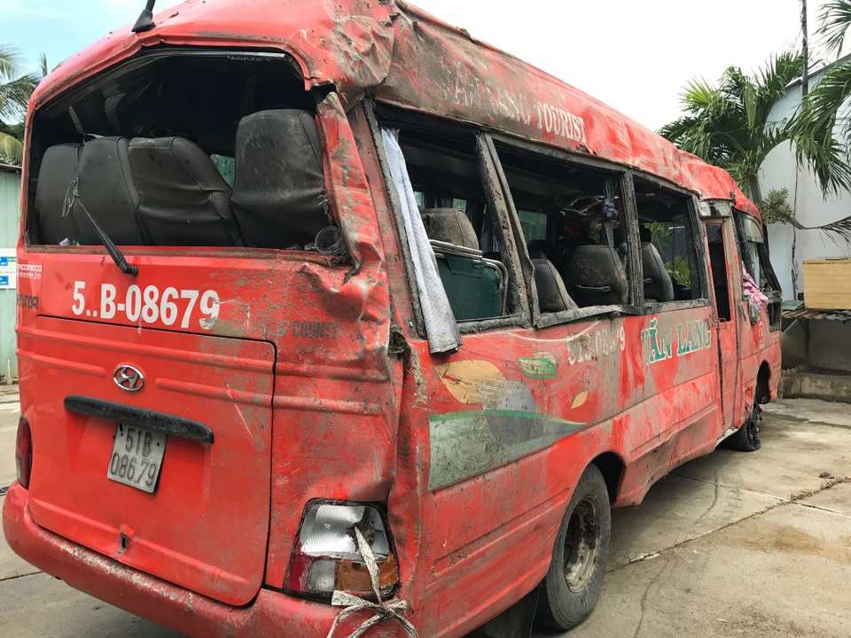 Tai nạn giao thông nghiêm trọng, 2 người chết, 14 người bị thương - 1
Chiếc xe gặp tai nạn móp méo, bung toàn bộ phần cửa kính.