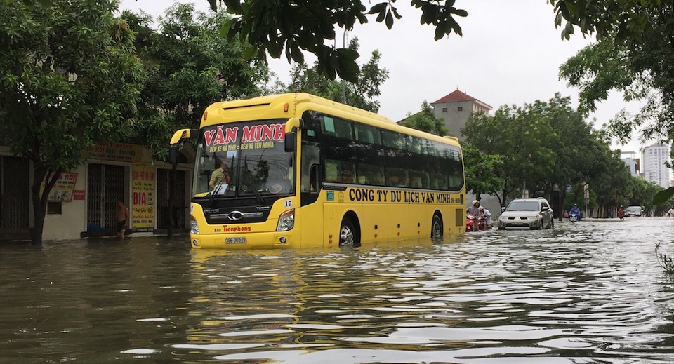Vinh: Ô tô, xe máy lũ lượt nhập tiệm sửa chữa sau cơn mưa xối xả - 10 Vinh: Ô tô, xe máy lũ lượt nhập tiệm sửa chữa sau cơn mưa xối xả - 10