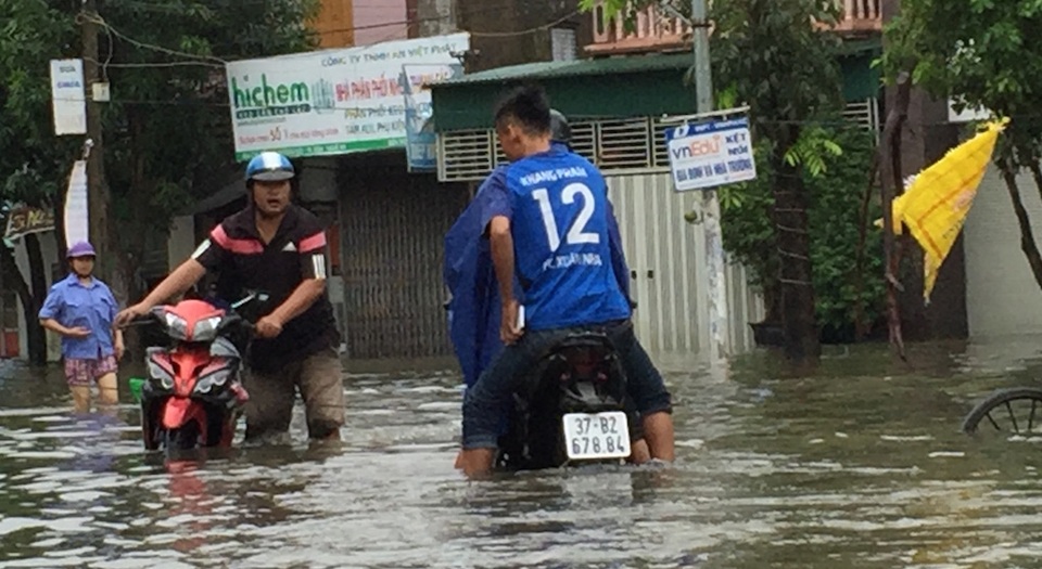 Vinh: Ô tô, xe máy lũ lượt nhập tiệm sửa chữa sau cơn mưa xối xả - 11 Vinh: Ô tô, xe máy lũ lượt nhập tiệm sửa chữa sau cơn mưa xối xả - 11