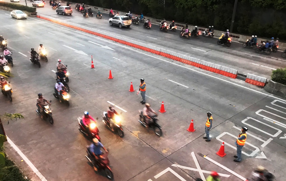 Lực lượng thuộc nhân viên Quản lý Đường hầm Thủ Thiêm tiến hành điều tiết, phân luồng giao thông trước cửa hầm vào giờ cao điểm chiều 13/12.