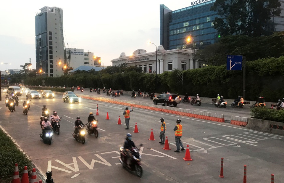 Giao thông qua hầm Thủ Thiêm vào giờ cao điểm đã thông thoáng sau khi Trung tâm thực hiện việc phân luồng, mở rộng làn đường cho xe máy lưu thông.