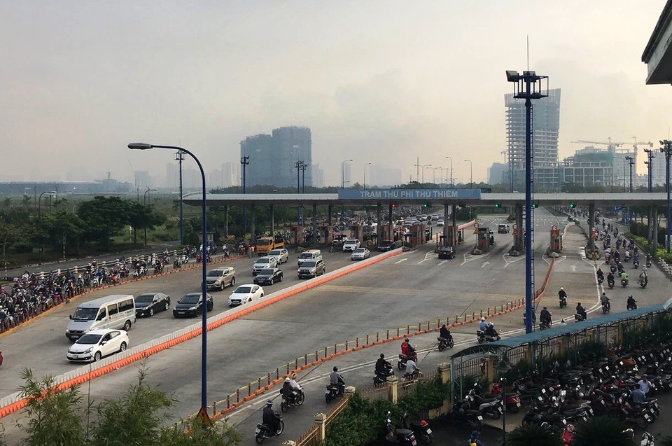 Giao thông qua khu vực hầm Thủ Thiêm (hướng từ quận 2 sang quận 1) vào giờ cao điểm sáng 14/12.