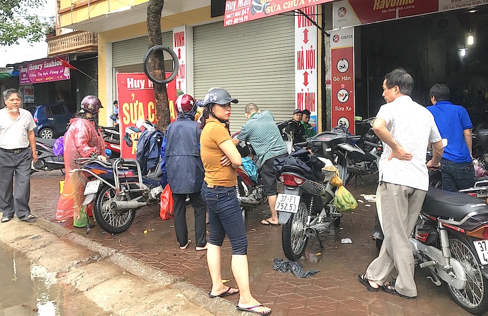 Vinh: Ô tô, xe máy lũ lượt nhập tiệm sửa chữa sau cơn mưa xối xả - 25 Xe chết máy phải đưa đến tiệm sửa xe.