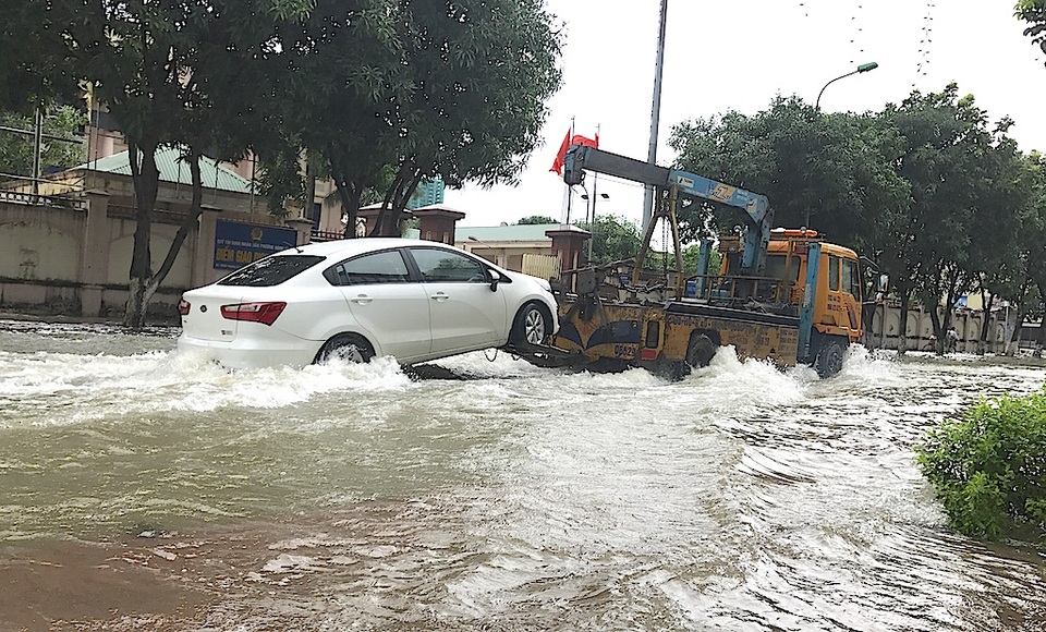 Vinh: Ô tô, xe máy lũ lượt nhập tiệm sửa chữa sau cơn mưa xối xả - 23 Vinh: Ô tô, xe máy lũ lượt nhập tiệm sửa chữa sau cơn mưa xối xả - 23
