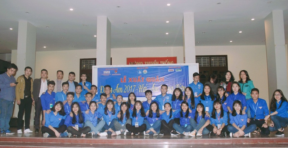 Sinh viên Nghệ Tĩnh mang hơi ấm cho bà con dân tộc Chứt - 1 Hơn 50 bạn trẻ đồng hương Nghệ Tĩnh học tại Học viện Hành chính quốc gia lên đường tình nguyện tặng quà cho bà con dân tộc Chứt, tại bản Rào Tre, xã Hương Liên, huyện Hương Khê, Hà Tĩnh.