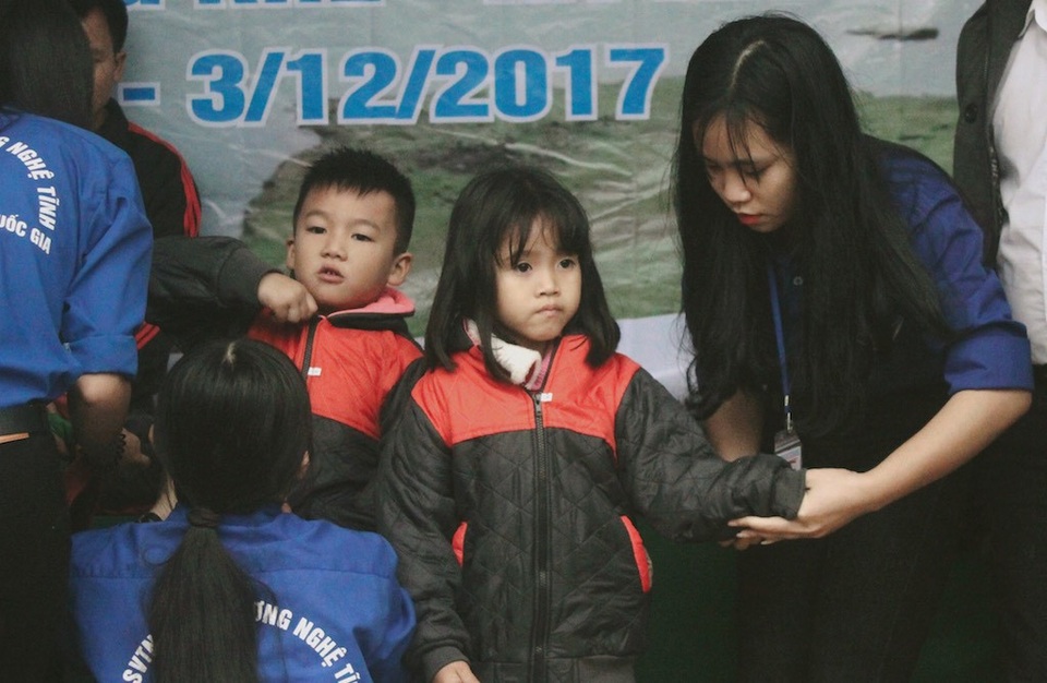 Sinh viên Nghệ Tĩnh mang hơi ấm cho bà con dân tộc Chứt - 6 Tặng đồng phục mùa đông ấm cho 224 em học sinh trường Tiểu học Hương Liên.